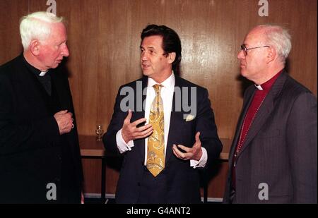 Animateur de télévision Meylvyn Bragg (au centre) avec le Dr George Carey (à droite), archevêque de Canterbury et chef de l'Église d'Angleterre,Et le cardinal Basil Hume, chef de l'Église catholique romaine pour l'Angleterre et le pays de Galles, à Londres aujourd'hui (jeudi), alors qu'il lance Faith in Our Time, une série originale de six parties dans laquelle il parle avec certains des principaux représentants et dirigeants de la Grande-Bretagne d'un certain nombre de confessions religieuses différentes.Le premier épisode sera transmis sur LWT le dimanche 1er février 1998.Photo de John Stillwell. Banque D'Images