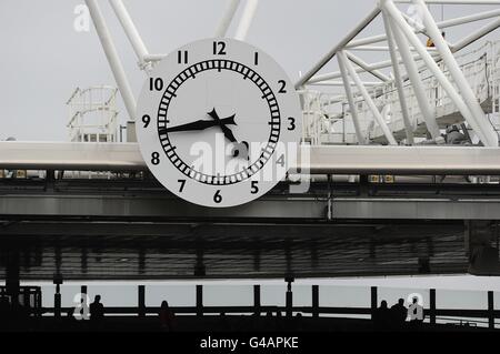 Football - Barclays Premier League - Arsenal / Aston Villa - Emirates Stadium.Une horloge au stade Emirates Banque D'Images