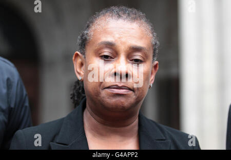 La mère de Stephen Lawrence Doreen devant la haute Cour du centre de Londres, où il a été annoncé que Gary Dobson, 35 ans, et David Norris, 34 ans, doivent être présentés devant un jury d'Old Bailey en novembre accusé du meurtre de M. Lawrence, 18 ans. Banque D'Images