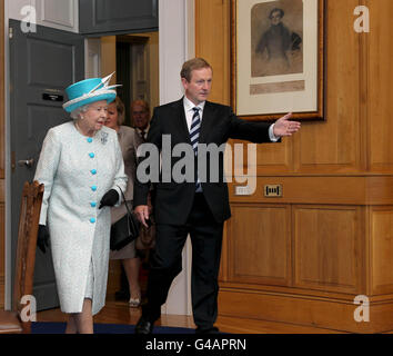 La reine Elizabeth II est accueillie par Taoiseach Enda Kenny dans son bureau des bâtiments gouvernementaux de Dublin, au cours de la deuxième journée de sa visite d'État en Irlande.APPUYEZ SUR ASSOCIATION photo.Date de la photo: Mercredi 18 mai 2011.Voir PA Story IRISH Queen.Le crédit photo devrait être le suivant : Maxwells/PA Wire Banque D'Images