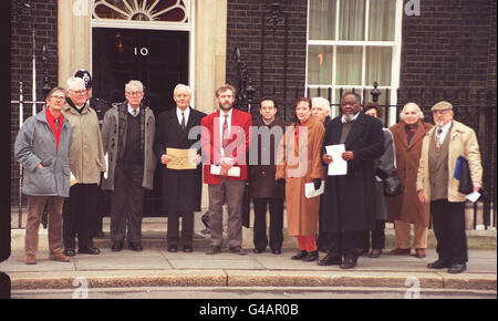 Une délégation de députés (de la 3e gauche) Tam Dalyell, Tony Benn, Jeremy Corbyn, et (4e droite) Bernie Grant et d'autres encore livrent aujourd'hui (lundi) une lettre à No10 Downing Street, pour protester contre le soutien du gouvernement à une action militaire contre l'Irak.Photo de Tony Harris/PA Banque D'Images