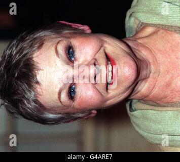 Dame Judi Dench photographiée au Aldwich Theatre de Londres.Dame Judi a été nominée pour un Oscar de la meilleure actrice pour sa performance comme Reine Victoria dans BBC films 'Mrs Brown' il a été annoncé. Banque D'Images