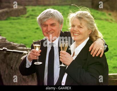 Colin et Agnes Stewart ont fêté leur victoire chez eux à East Lothian aujourd'hui (mardi). Le gagnant de 2.4 millions de Loterie a parlé de sa recherche frénétique avant de trouver son billet gagnant manquant dans un sac de déchets dans son garage. Colin Stewart, 61 ans, a acheté le billet le réveillon de Noël, peu avant que lui et sa femme Agnes, 56 ans, se rendent en Allemagne pour passer la saison des fêtes avec leur fille. Voir les prix DE LOTERIE de l'histoire de PA. Photo de David Cheskin/PA. Banque D'Images