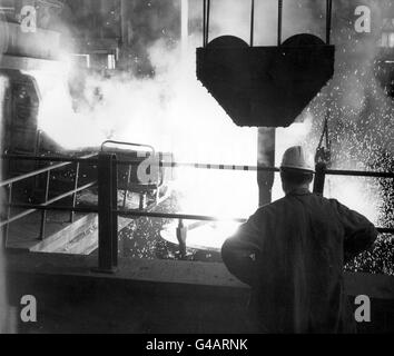 PA NEWS, PHOTO ASSISTANT DIRECTEUR DE QUART D. NICHOLSON À LA STOCKSBRIDGE STEEL TRAVAILLE À OBSERVER LE TARAUDAGE D'UN FOUR À ARC ÉLECTRIQUE (VERSANT LE MÉTAL FONDU DU FOUR DANS LA POCHE). 02/02/2004 la production d'acier pourrait être réduite dans le monde entier, y compris au Royaume-Uni, suite à une forte augmentation du coût des matières premières, un nouveau rapport a mis en garde lundi 2 février 2004. Banque D'Images