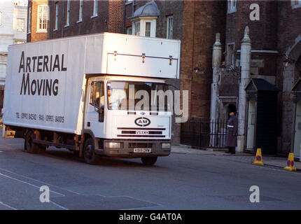 Une camionnette transportant des souvenirs de Diana Princess of Wales, du Palais de Kensington, arrive aujourd'hui (samedi) au Palais de St James, la nouvelle maison de Londres de ses fils, le Prince William et le Prince Harry. Au cours des prochains jours, les biens des jeunes princes seront emmenés du Palais de Kensington, l'ancienne maison de la Princesse de Galles, à la Maison York, au Palais Saint-Jacques. Voir PA Story ROYAL Moving. Photo de Tony Harris. Banque D'Images