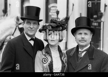 L'acteur Edward Hardwicke (r) qui joue le Dr Watson dans la série télévisée de Grenade 'The Return of Sherlock Holmes' sur le terrain de Manchester avec Jeremy Brett (l) qui joue Sherlock Holmes, et Patricia Hodge, qui joue Lady Hilda Trelawney Hope, pendant le tournage de l'épisode 'The Adventure of the second Staint'. Banque D'Images