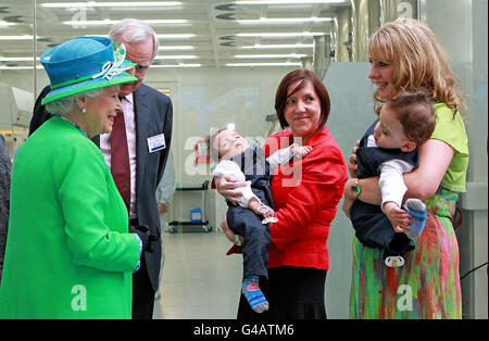 La reine Elizabeth II rencontre les jumeaux réunis Hassan (à gauche) et Hussein Benhaffaf avec leur mère Angie (à droite) et Edward Kiely, le chirurgien de la rue Great Ormond qui a effectué la chirurgie de séparation à l'Institut Tyndall de Cork aujourd'hui, lors de la visite d'État en Irlande. Banque D'Images