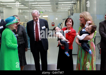 La reine Elizabeth II rencontre les jumeaux réunis Hassan (à gauche) et Hussein Benhaffaf avec leur mère Angie (à droite) et Edward Kiely, le chirurgien de la rue Great Ormond qui a effectué la chirurgie de séparation à l'Institut Tyndall de Cork aujourd'hui, lors de la visite d'État en Irlande. Banque D'Images