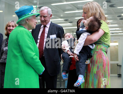 La reine Elizabeth II rencontre les jumeaux réunis Hassan (à gauche) et Hussein Benhaffaf avec leur mère Angie et Edward Kiely, le chirurgien de Great Ormond St qui a effectué la chirurgie de séparation à l'Institut Tyndall de Cork aujourd'hui, lors de la visite d'État en Irlande. Banque D'Images