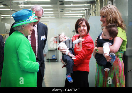 La reine Elizabeth II rencontre les jumeaux réunis Hassan (à gauche) et Hussein Benhaffaf avec leur mère Angie (à droite) et Edward Kiely, le chirurgien de la rue Great Ormond qui a effectué la chirurgie de séparation à l'Institut Tyndall de Cork aujourd'hui, lors de la visite d'État en Irlande. Banque D'Images