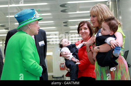 La reine Elizabeth II rencontre aujourd'hui des jumeaux réunis Hassan (à gauche) et Hussein Benhaffaf avec leur mère Angie (à droite) à l'Institut Tyndall de Cork, lors de la visite d'État en Irlande. Banque D'Images