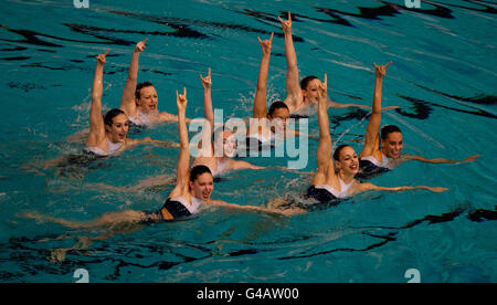 L'équipe de Grande-Bretagne se dispute les préliminaires techniques lors de la première journée de la coupe européenne des champions de natation synchronisée LEN 2011 à Ponds Forge, Sheffield. Banque D'Images