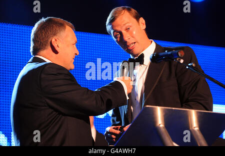 Soccer - Everton FC Prix de fin de saison - ACC Liverpool.Duncan Ferguson d'Everton est interviewé par Ray Stubbs (à gauche) après avoir remporté le prix Everton Giant 2011 aux Everton End of Season Awards Banque D'Images