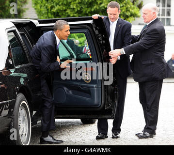 LE président AMÉRICAIN Barack Obama s'en va de sa limousine alors qu'il arrive au domicile du président irlandais Mary McAleese, à Aras an Uachtarain, lors de sa visite en Irlande. Banque D'Images