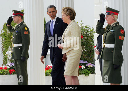 LE président AMÉRICAIN Barack Obama marche avec le président irlandais Mary McAleese, alors qu'ils quittent Aras an Uachtarain, Phoenix Park, à la suite d'une cérémonie de plantation d'arbres, lors de la visite du président Obama en Irlande. Banque D'Images