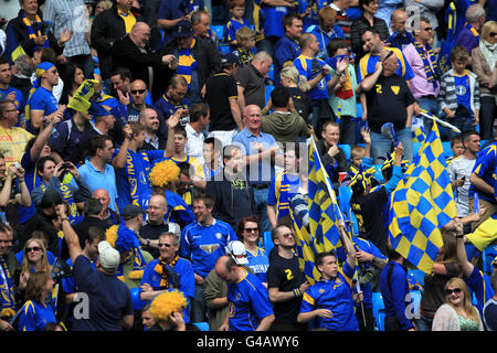 Football - Blue Square Premier League - finale de jeu - AFC Wimbledon v Luton Town - City of Manchester Stadium. Les fans d'AFC Wimbledon dans les stands Banque D'Images