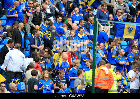 Football - Blue Square Premier League - finale de jeu - AFC Wimbledon v Luton Town - City of Manchester Stadium. Les fans d'AFC Wimbledon dans les stands Banque D'Images