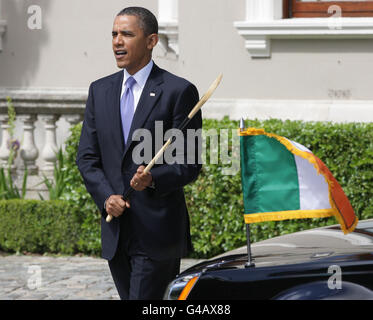 LE président AMÉRICAIN Barack Obama tient un hurley qui lui a été présenté par Taoiseach Enda Kenny à Farmleigh, Dublin, où les deux ont eu des entretiens. Banque D'Images