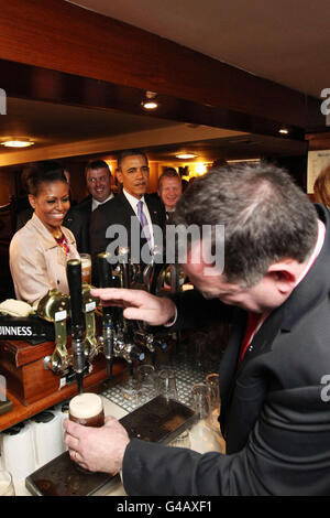 LE président AMÉRICAIN Barack Obama et la première dame Michelle Obama appréciant une Guinness à Hayes Bar à Moneygall, dans le comté d'Offaly, lors de leur visite en Irlande. Banque D'Images