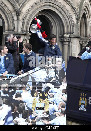 Carlos Tevez de Manchester City lors de la Manchester City FA Cup Victory Parade à Manchester. Banque D'Images