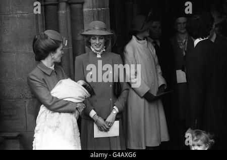 PA NEWS PHOTO 13/3/83 1983: LA PRINCESSE DE GALLES SE MET EN TRAVERS DE SON NOUVEAU DIEU-FILLE ALEXANDRA VICTORIA EDWINA DIANA DANS LES BRAS DE SA MÈRE LADY ROMSEY AVEC UN SOURIRE À LA CÉRÉMONIE DE BAPTÊME SUR LES MARCHES DE L'ABBAYE DE ROMSEY, HAMPSHIRE. Banque D'Images