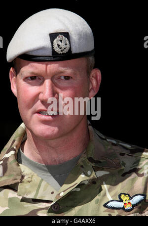 Le lieutenant-colonel Paul Tennant, commandant du corps d'armée de l'air du 3 Régiment, se tient à côté d'un hélicoptère d'attaque Apache à l'AAC Wattisham à Suffolk, pendant une exposition à la base. Banque D'Images