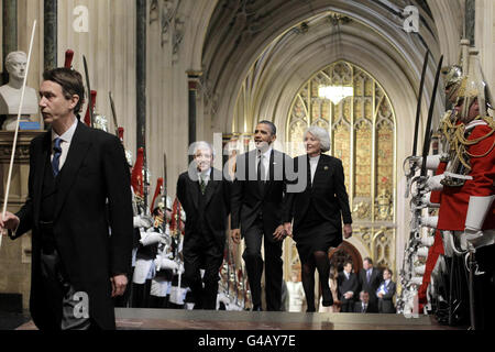 LE président AMÉRICAIN Barack Obama (au centre), accompagné du président de la Chambre des communes John Bercow (au centre à gauche) et du président de la Chambre des Lords Baronne Hayman (au centre à droite), arrive aux chambres du Parlement à Londres où il s'est adressé aux deux chambres. Banque D'Images