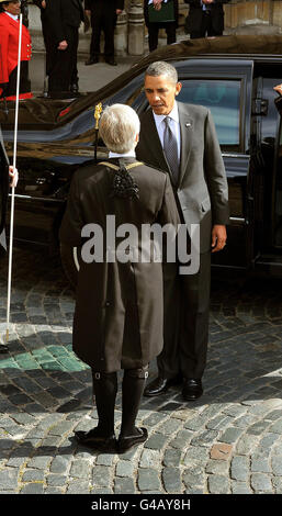 LE président AMÉRICAIN Barack Obama va la main avec le monsieur Usher du lieutenant-général du bâton noir David Leakey alors qu'il quitte le Westminster Hall après son allocution devant les deux chambres du Parlement, dans le centre de Londres, cet après-midi. Banque D'Images