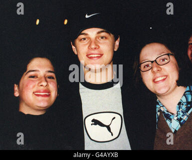 L'acteur américain Leonardo DiCaprio pose avec les fans Sara Corsaro et Fabiana Bragagnolo tous deux âgés de 16 ans, de Sicile Italie, après avoir quitté un hôtel de Londres après la première de son dernier film "l'Homme dans le masque de fer" . Banque D'Images