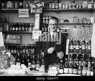 Derrière le comptoir de son magasin de bonbons et de tabac à Caunce Street, Blackpool, se trouve Harold Larwood, l'ancien Angleterre de 44 ans et Nottingham fast Bowler. M. Larwood vient d'accepter une offre de devenir membre honoraire du MCC. Banque D'Images