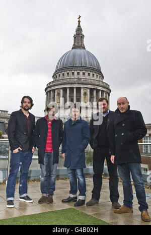 Elbow (de gauche à droite) Craig Potter, Pete Turner, Mark Potter, Guy Garvey et Richard Jupp photographiés sur la terrasse du toit de l'hôtel Grange St.Pauls à Londres, avant de jouer un concert Absolute radio à la cathédrale St Paul plus tard ce soir. Banque D'Images