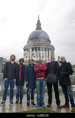 Dave Gorman (au centre) avec le groupe Elbow (de gauche à droite) Craig Potter, Pete Turner, Mark Potter, Guy Garvey et Richard Jupp photographiés sur la terrasse du toit de l'hôtel Grange St.Pauls à Londres, avant de jouer un concert de radio absolue à la cathédrale St Paul plus tard ce soir. Banque D'Images