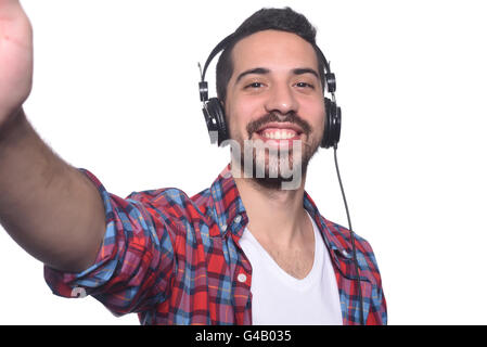 Portrait de jeune homme en tenant avec l'Amérique latine selfies casque noir. Isolé sur fond blanc. Banque D'Images