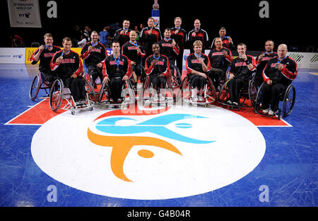 L'équipe de basketball masculin du Canada pose pour une photo après avoir remporté l'or lors de la coupe du monde paralympique à Manchester. Banque D'Images