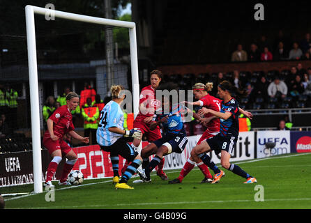 Football - UEFA Women's Champions League - final - Olympique Lyonnais / FFC turbine Potsdam - Craven Cottage.Wendie Renard (3) de l'Olympique Lyonnais marque le but d'ouverture Banque D'Images