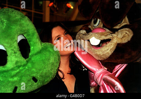 PA NEWS PHOTO 18/3/98 ITV'S 'Coronation Street' ACTRICE TINA HOBLEY ÉTAIT DERRIÈRE LE BAR DANS UNE RÉPLIQUE DE 'LES ROVERS RETURN' PUB À LONDRES POUR LE LANCEMENT DE CHOCOLAT CADBURY'S WORLD À L'EARL'S COURT Ideal Home Exhibition. Banque D'Images