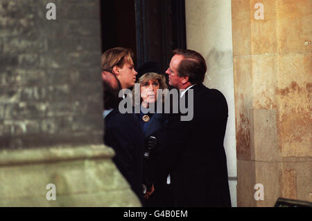 PA NEWS PHOTO 6/10/94 CAMILLA ET ANDREW PARKER-BOWLES AVEC LEUR FILS TOM À ST.PAUL'S CHURCH À KNIGHTSBRIDGE, LONDRES POUR ASSISTER AU SERVICE COMMÉMORATIF DE SA MÈRE ROSALIND SHAND, DÉCÉDÉE À L'ÂGE DE 73 ANS Banque D'Images