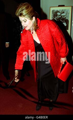 PA NEWS PHOTO L'ACTRICE FRANÇAISE CATHERINE DENEUVE OUVRE OFFICIELLEMENT LA NOUVELLE CINE LUMIERE À L'INSTITUT FRANCAIS OÙ LA PREMIÈRE BRITANNIQUE DES VOLEURS OUVRE UNE RÉTROSPECTIVE DE SA CARRIÈRE DANS LE CINÉMA. Banque D'Images