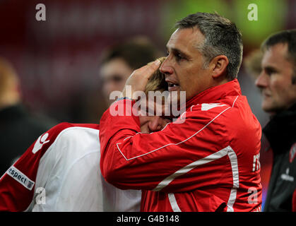 Le capitaine de Sheffield United, Elliott Whitehead, est consolé par le directeur John Pemberton Banque D'Images