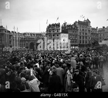 Les foules se rassemblent à Trafalgar Square pour en apercevoir un La procession du couronnement de la Reine lors de son voyage de retour au départ de Westminster De l'abbaye au palais de Buckingham Banque D'Images