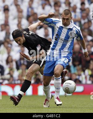 George Boyd de Peterborough United (à gauche) et Jack Hunt de Huddersfield Town bataille pour le ballon Banque D'Images