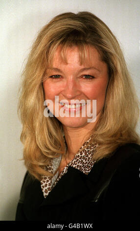 PA NEWS PHOTO 18/3/98 GILLIAN TAYLFORTH ACTRICE QUI JOUE DANS LA BEALE CATHY BBC Television Drama «EATENDERS' LORS DU LANCEMENT DE LA SAISON DE PRINTEMPS ET D'ÉTÉ DE LA BBC Banque D'Images