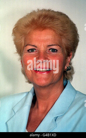 PA NEWS PHOTO 18/3/98 L'ACTRICE PAM ST CLEMENT QUI JOUE PAT BUTCHER DANS LE BBC Television Drama 'EASTENDERS' LORS DU LANCEMENT DE LA SAISON DE PRINTEMPS ET D'ÉTÉ DE LA BBC Banque D'Images