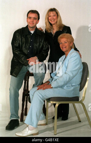 PA NEWS PHOTO 18/3/98 ACTEURS TODD CARTY QUI JOUE MARK FOWLER, GILLIAN TAYLFORTH QUI JOUE CATHY BEALE ET PAM ST CLEMENT PAT BUTCHER DANS LE BBC Television Drama 'EASTENDERS' LORS DU LANCEMENT DE LA SAISON DE PRINTEMPS ET D'ÉTÉ DE LA BBC Banque D'Images