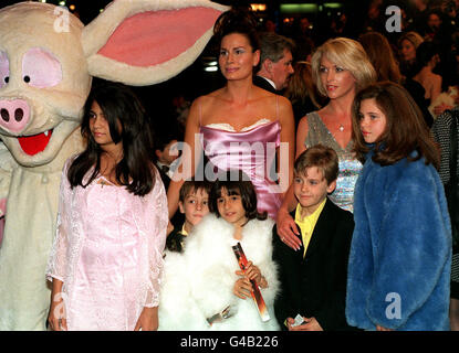 PA NEWS PHOTO 26/3/98 FASHION DESIGNER ISABELL KRISTENSEN ET MODÈLE SHERYL GASCOIGNE ARRIVENT AVEC LEURS ENFANTS POUR LA PREMIÈRE DU FILM DE LA FOX'S ANIMATED MOTION PHOTO 'ANASTASIA' À L'ODEON Leicester Square, Londres Banque D'Images