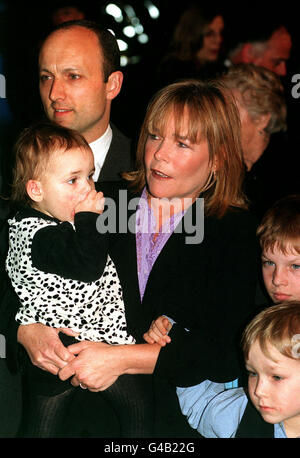 PA NEWS PHOTO 26/3/98 L'ACTRICE LINDA ROBSON ARRIVE AVEC SA FAMILLE POUR LE FILM PREMIÈRE DU FILM D'ANIMATION DE FOX 'ANASTASIA' À LA PLACE ODEON LEICESTER, LONDRES Banque D'Images