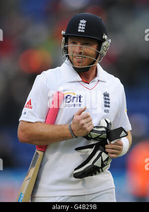 Cricket - npower First Test - quatrième jour - Angleterre / Sri Lanka - Stade SWALEC.Ian Bell, de l'Angleterre, quitte le champ 97 pas contre le Sri Lanka. Banque D'Images