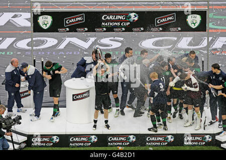 Robbie Keane, de la République d'Irlande, lève la coupe après la victoire sur l'Écosse lors du match de la coupe des nations au stade Aviva, à Dublin, en Irlande. Banque D'Images