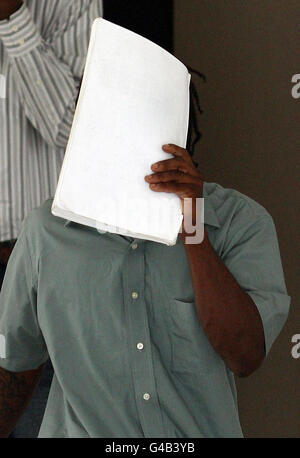 Avie Howell quitte la haute Cour d'Antigua-et-Barbuda à St John's, Antigua, où il est accusé des meurtres de Ben et de Catherine Mullany en juillet 2008. Banque D'Images