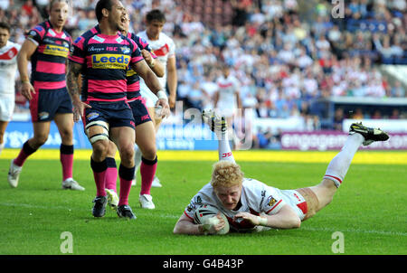 St Helens James Graham va essayer pendant le match de la Super League engage au Stobart Stadium, Widnes. Banque D'Images